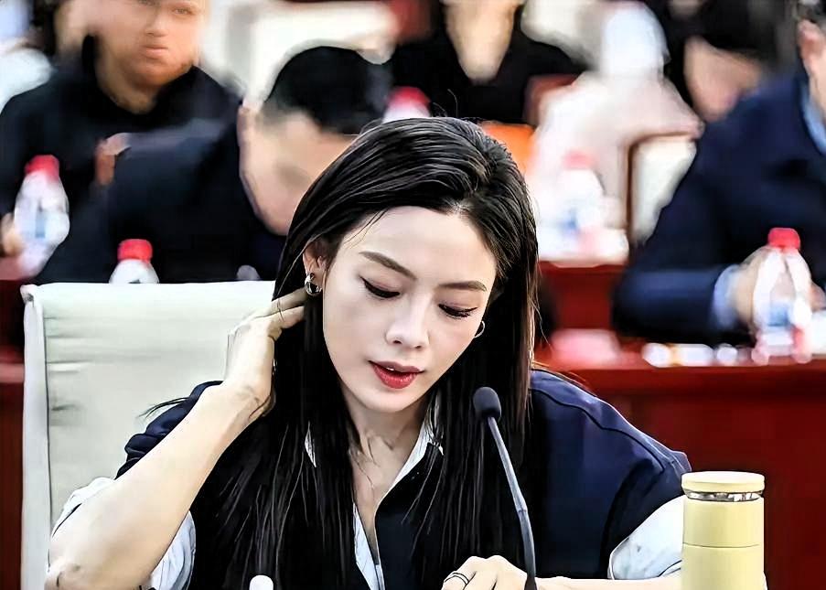 陈丽君把千万片酬撂下、扭头走进副科长办公室的那一刻，“红了就该捞钱”这句话，被她