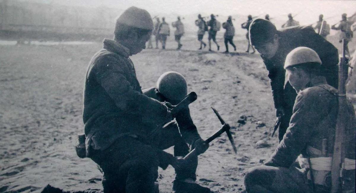 1942年冬，山东平度赵疃村得到消息，日军要进村扫荡。民兵队长赵新瑞负责在进村路