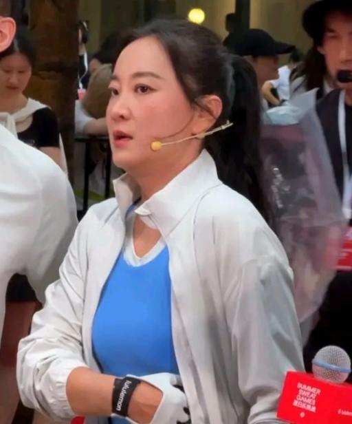 贾玲这下头大了，她导演的电影《转念花开》预约人数非常少。在猫眼平台上想看人数不足