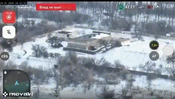 20多名俄兵在建筑物内被地雷引爆身亡，请俄入瓮！近日，乌军发布视频，大约有二十