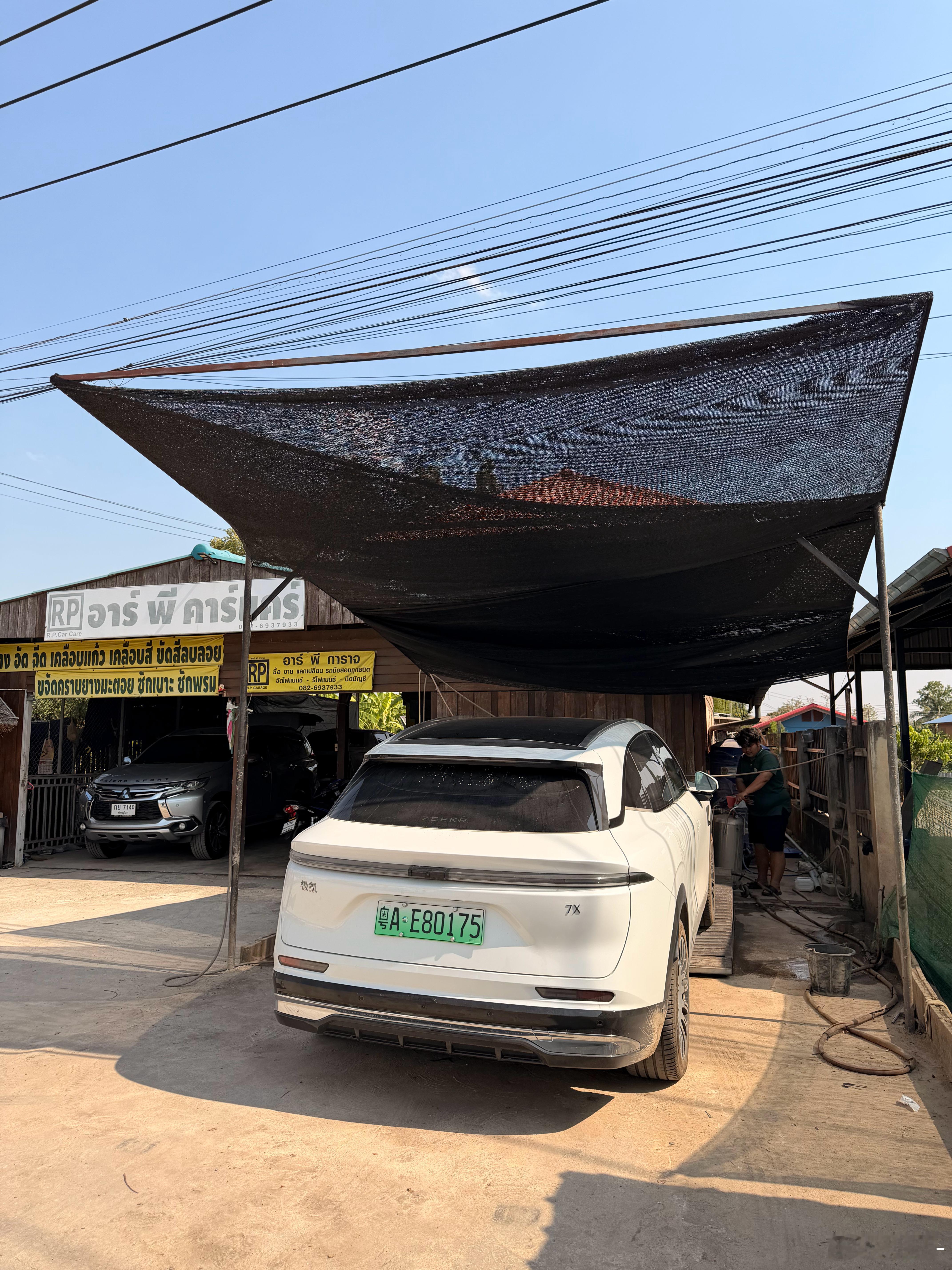 听说今晚曼谷有个车聚，我们改变了一下计划今天700公里直冲曼谷！在彭世洛找了个洗