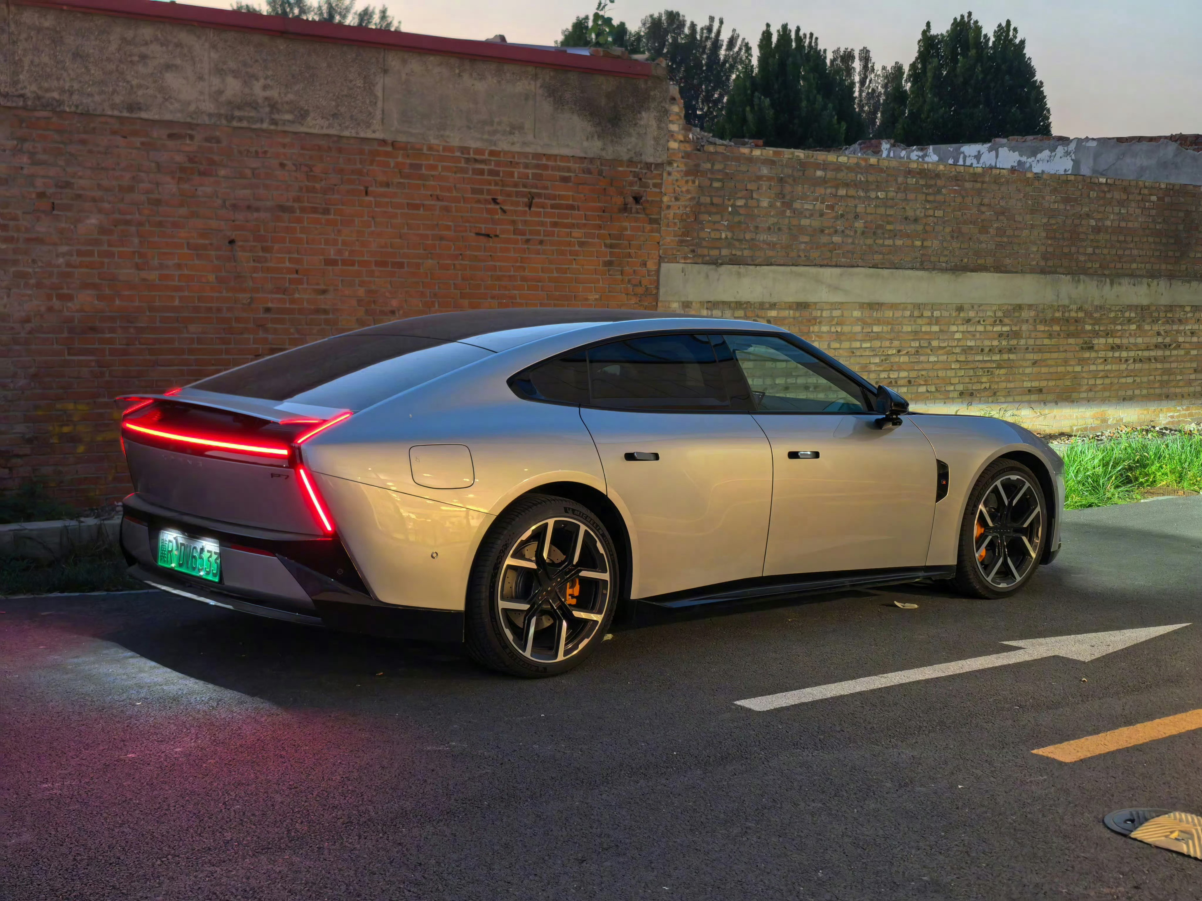捷豹Type01发布，这一眼我鹏P7啊。​​​