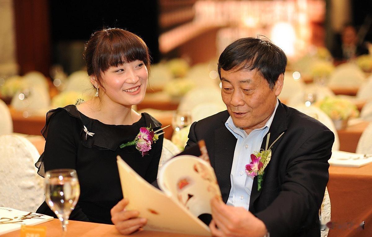 宗馥莉的“破釜沉舟”：丢了父亲的遗产，赌一个新招牌？汇丰18亿欠款、家族官