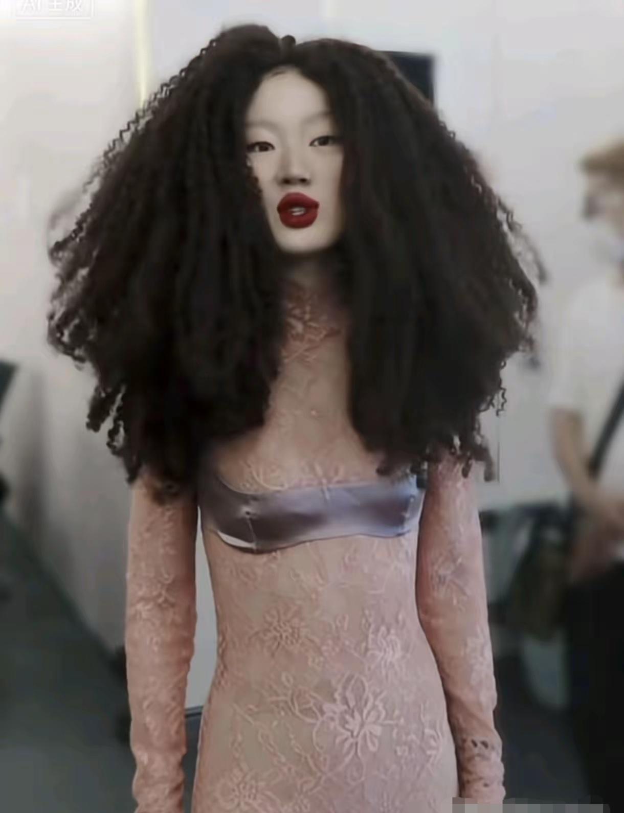 单依纯一上台，全场呼吸停了。不是歌声，是那头发炸开像绵羊风暴。苍白脸。细眉