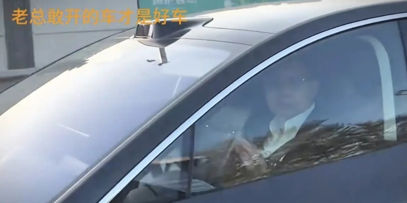 余承东开享界S9T又被偶遇了，智驾小蓝灯开启了，真“遥遥领先”。网友：老总敢开的