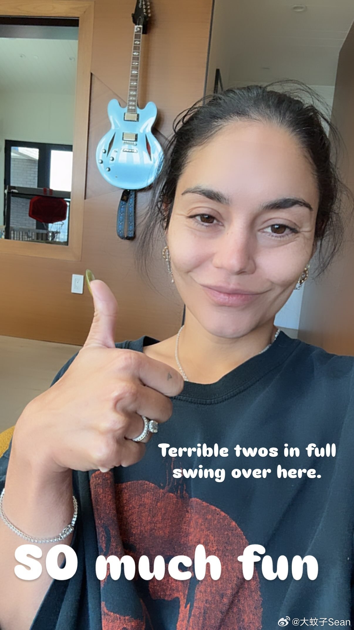 vanessahudgens凡妮莎哈金斯发快拍称自家娃进入了可怕的两岁叛逆期，