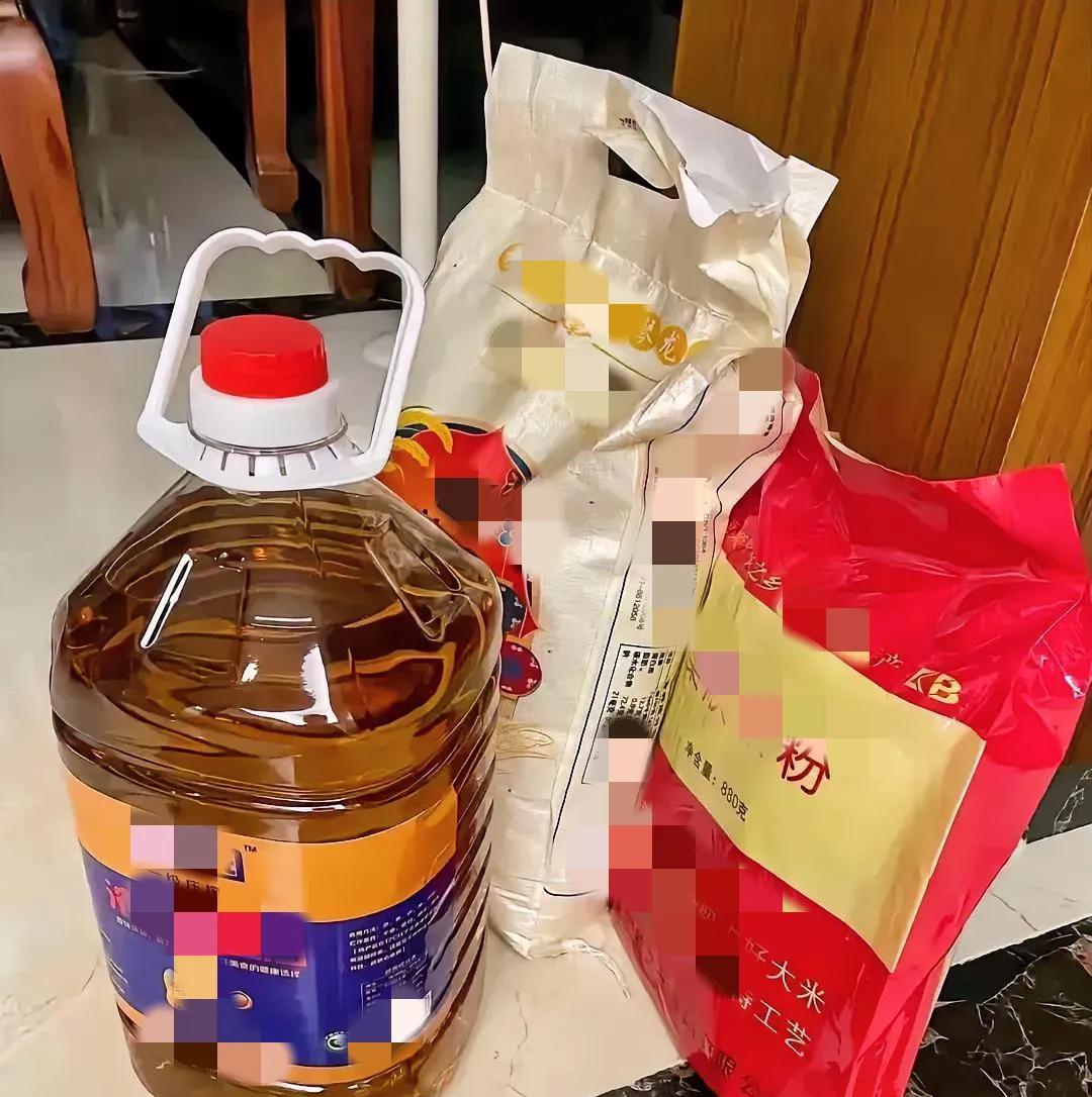 中午在饭桌上姨夫问我买了什么我说老三样米面油我问你买了什么他说买东西也不
