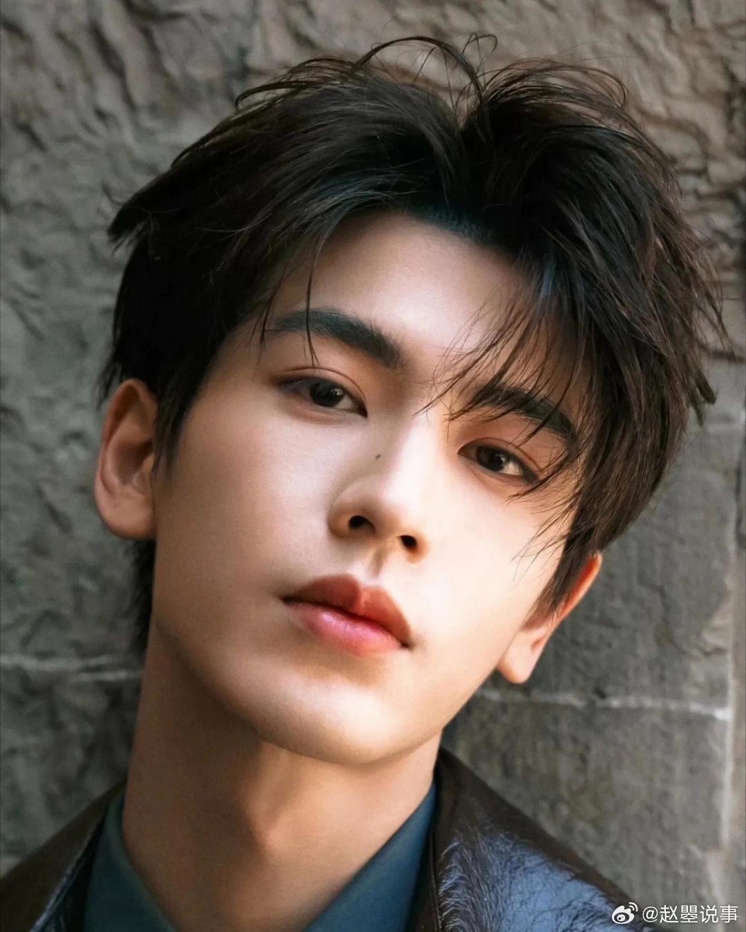 我有种预感，张凌赫有可能是得罪圈内大佬了。影视寒冬这么久，好不容易出来一部《逐玉