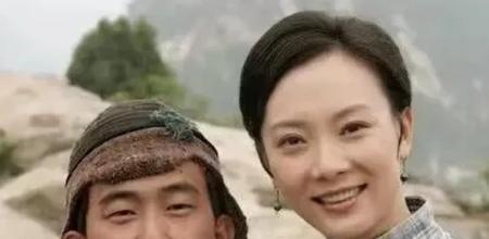 简直是一朵鲜花插在了牛粪上，2022年坐拥10亿身家的最丑男星巨兴茂，和大美女孟