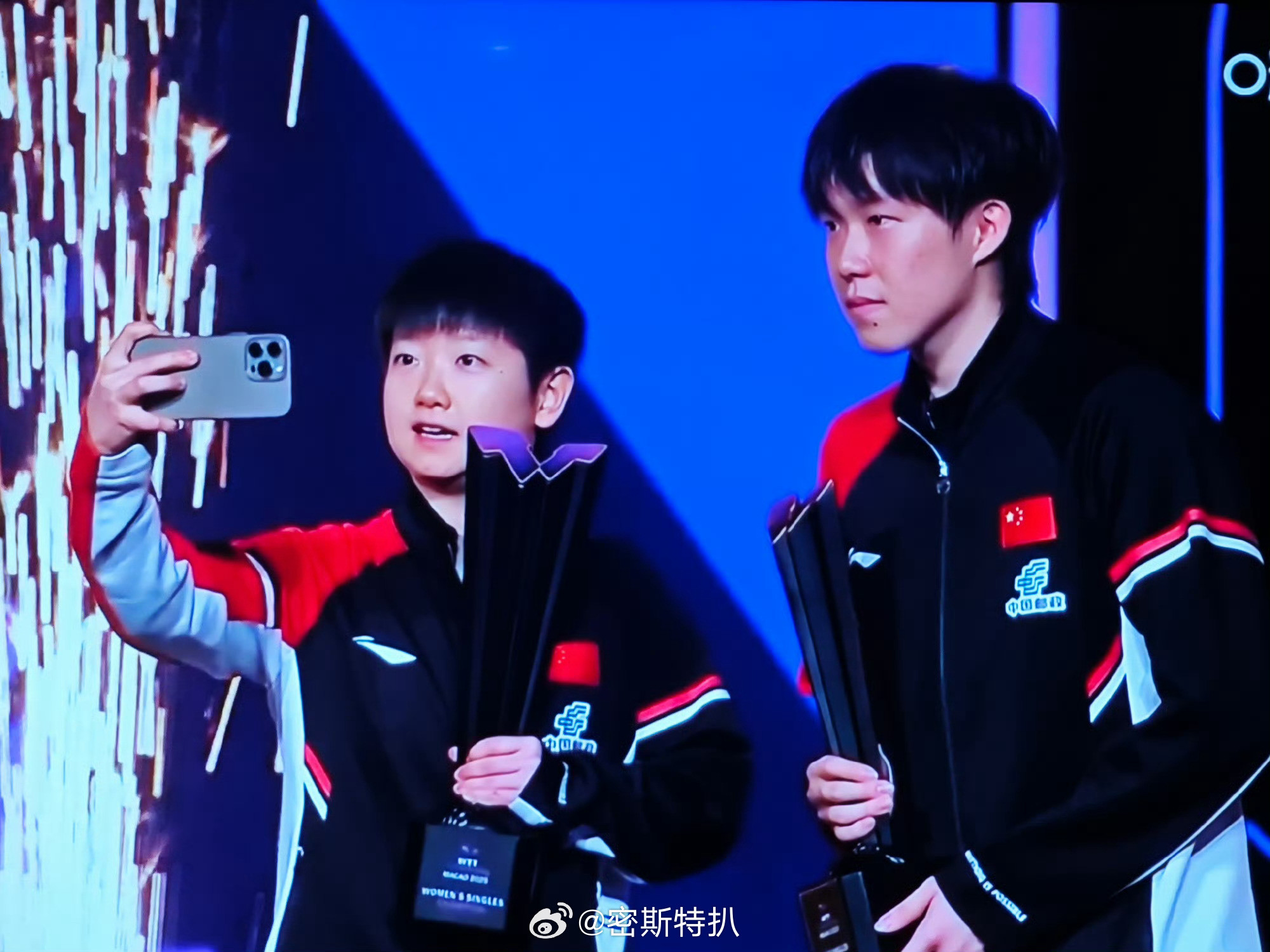 这都离八百米远了，就别磕了吧[？？？][？？？]孙颖莎王楚钦捧杯合影​​​