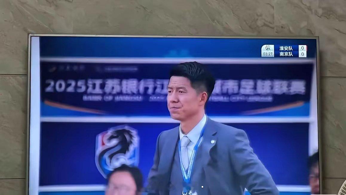 淮安队这个教练真有范儿​明明场边温度快飙到35度，球迷短袖都湿透，他倒是一身西装
