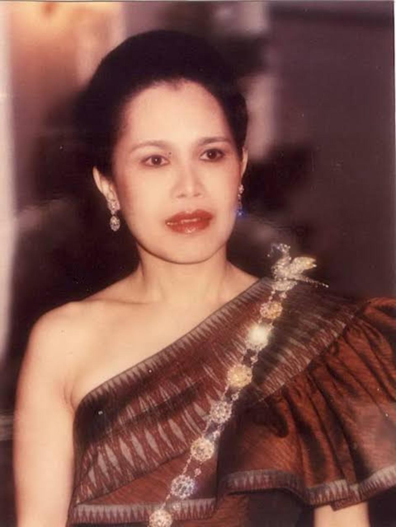 诗丽吉太后审美一流，礼服放到现在都不过时这件1983年的巴尔曼晚礼服来头不小，