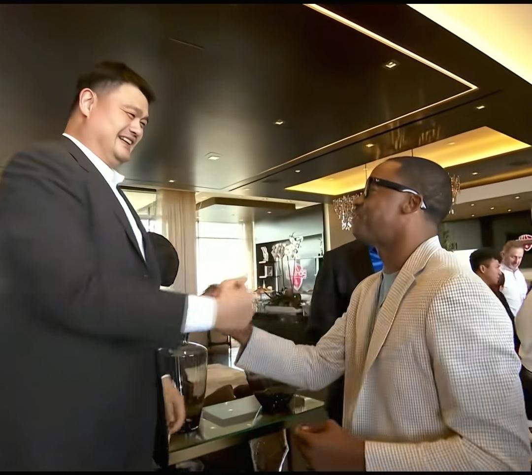 近日，姚明重回休斯敦火箭的主场，人不如旧，衣不如新，姚明见到了那个弗朗西斯，