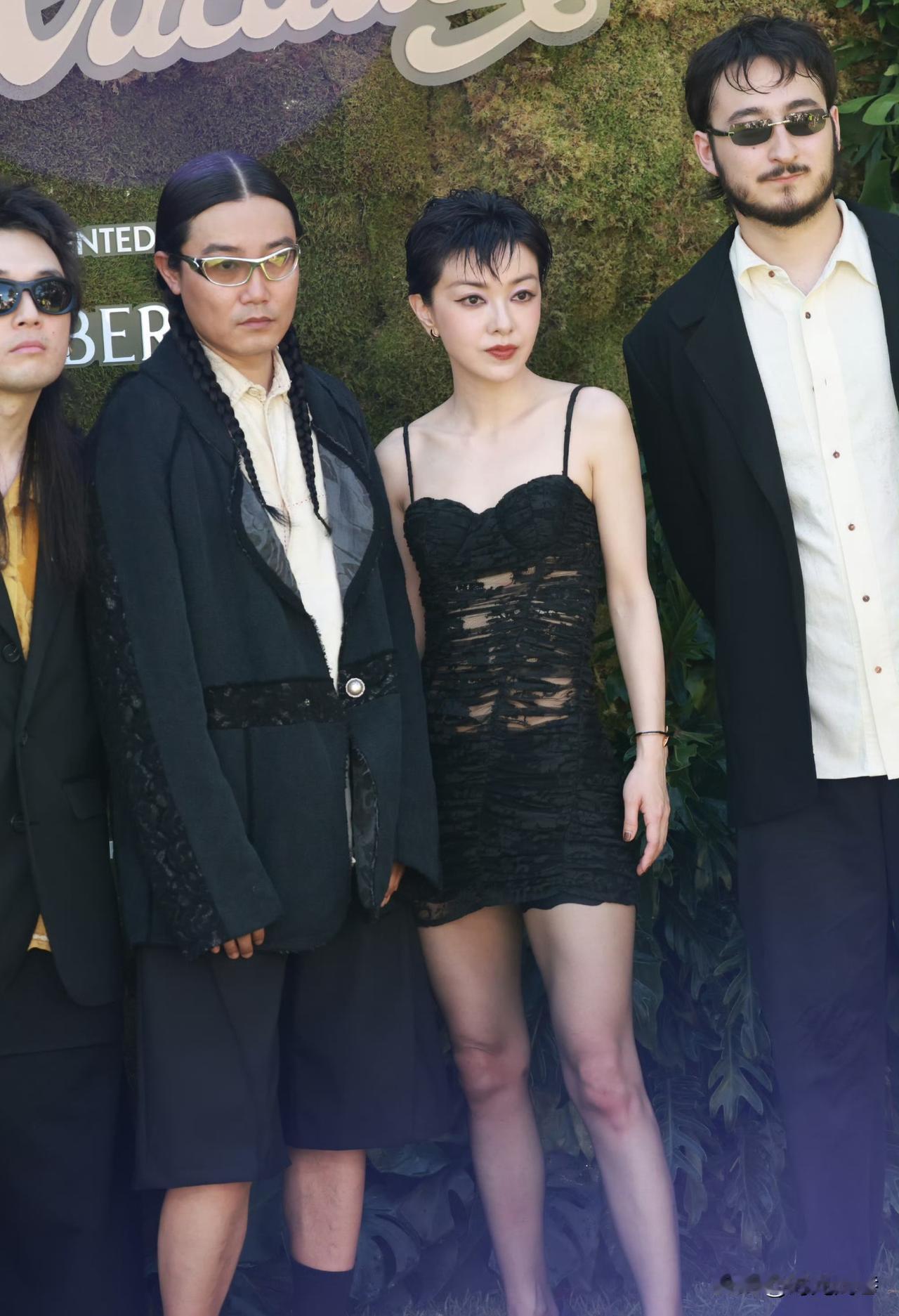 合照中的美女小姐姐，一头干练精致时短发造型搭配很显身材的黑色蕾丝吊带裙。整个人气