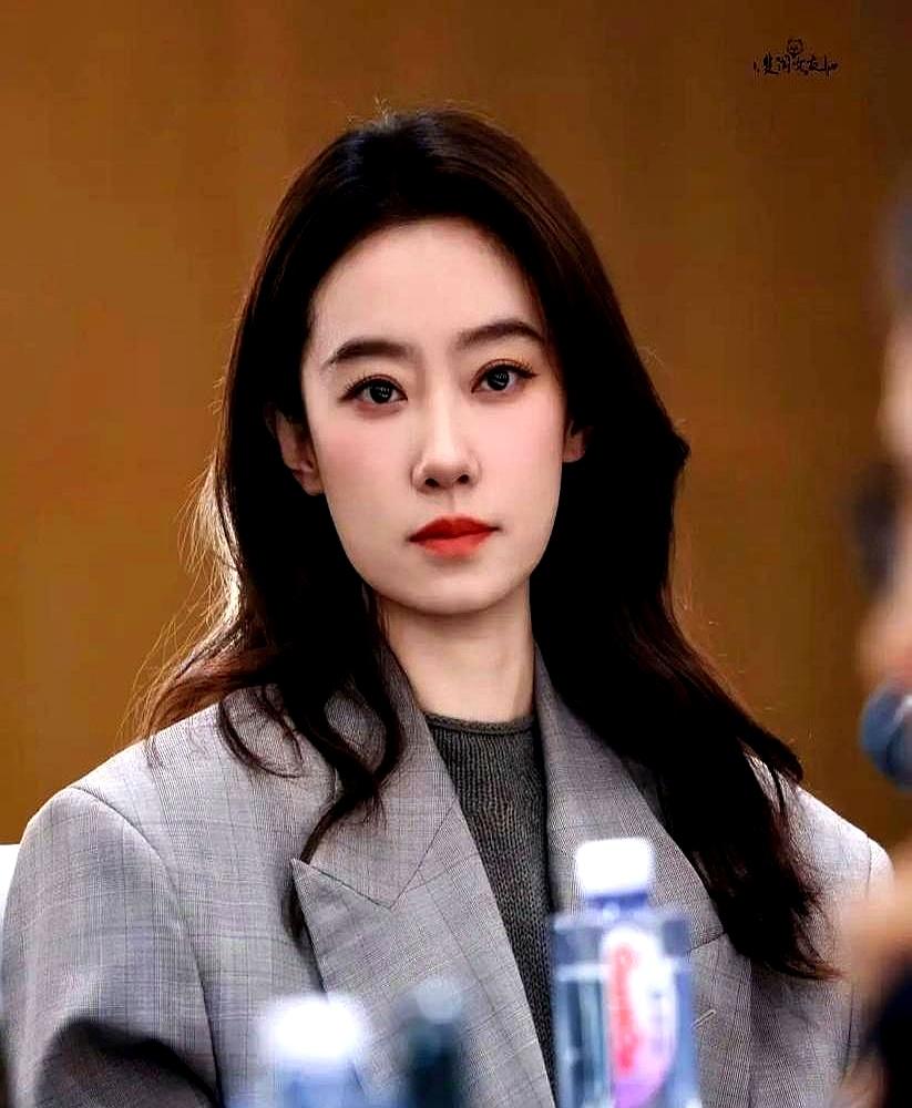 贾玲把张小斐“踹”出公司？这操作真有点意思。大碗娱乐发了个声明，张小斐、