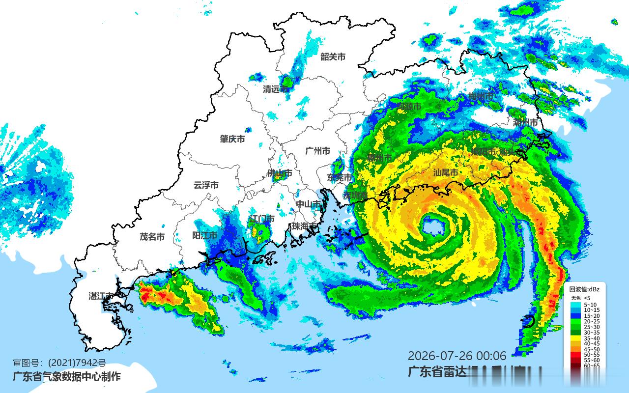 气象观察团台风“红霞”26日0时中心距离广东省惠州市惠东县东南方约65公里的海