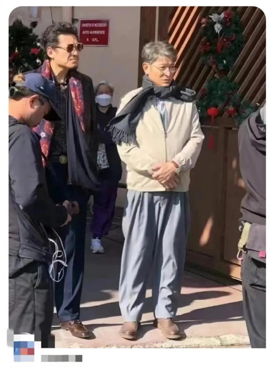 刘德华近照瘦到脸颊凹陷、两鬓全白的样子流出来，如今的刘德华肉眼可见身形清瘦单薄，