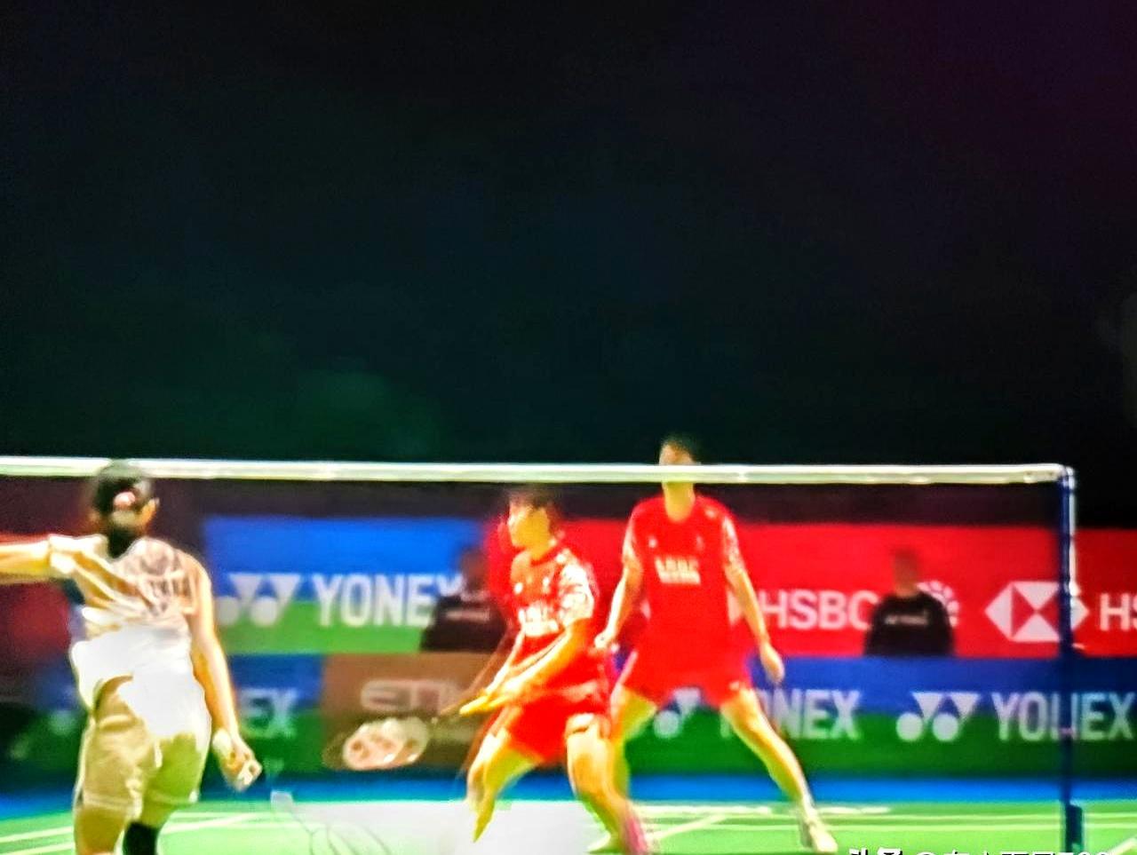 凤凰组合先赢后输，1比2被泰国人翻盘，四强就回家。担子一下甩到00后“酱板鸭”肩