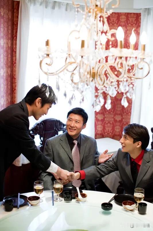 饭局上，你去帮领导盛米饭🍚领导接过后说："盛这么多，喂猪呢?"🐷这