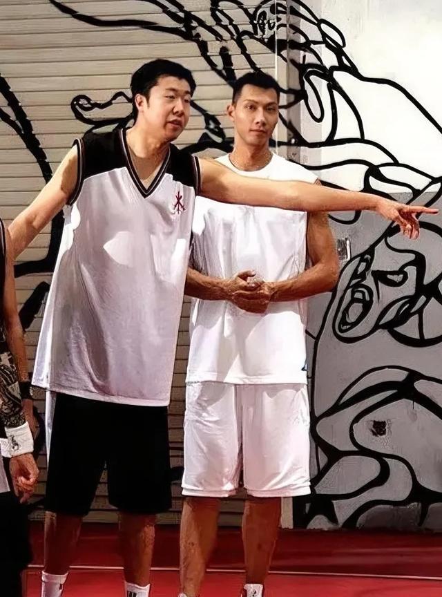 中国男篮历史五大中锋各单项实力对比1、篮下终结能力第一人—姚明2、身高威慑力