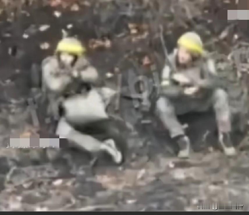 两名乌克兰士兵休息期间看到俄无人机，双手交叉示意别炸，俄操作员不理会直接把俩人炸