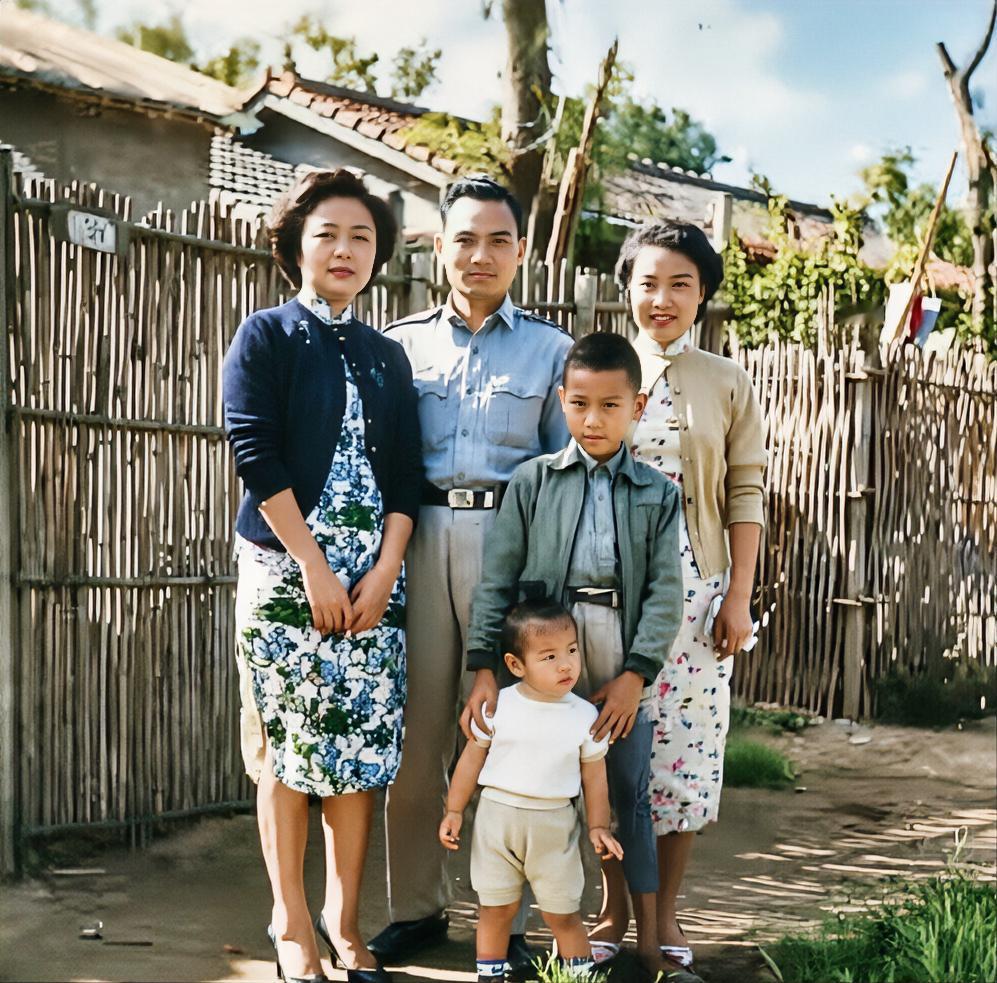 儿时郑丽文，看不出来吧？万万没想到前面最小的小女孩，竟然有今天这样的魄力！