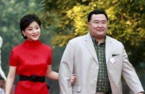 1994年，26岁的杨澜不顾父母的反对，坚决要和银行上班的丈夫张一兵离婚，转身嫁