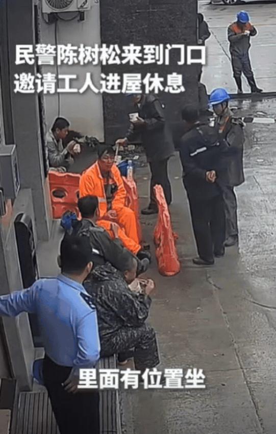 这民警火到人民日报了!湖北一群修路工人午饭时,为了避雨,来到派出所门前台阶坐下,