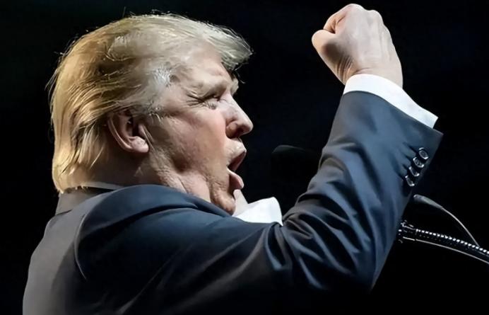 演都不演了，特朗普叫嚣和中国签协议就翻倍征税，首个受害者出现 要想说清楚这事