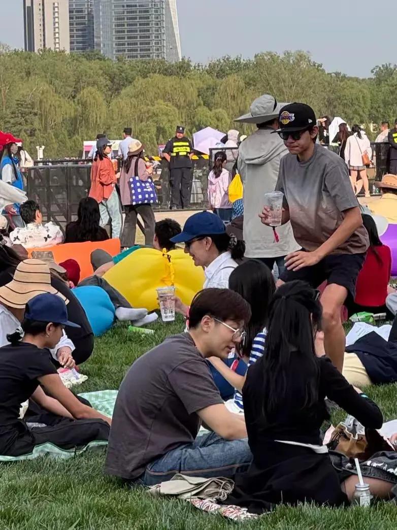 5月3日，刘烨的老婆安娜携一双儿女现身音乐节成为焦点！安娜穿白色衬衣，搭配蓝色