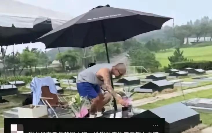 陪伴，应该是全身心的。可是他在玩手机。不看手机估计他待不住。请问具俊晔又在表演