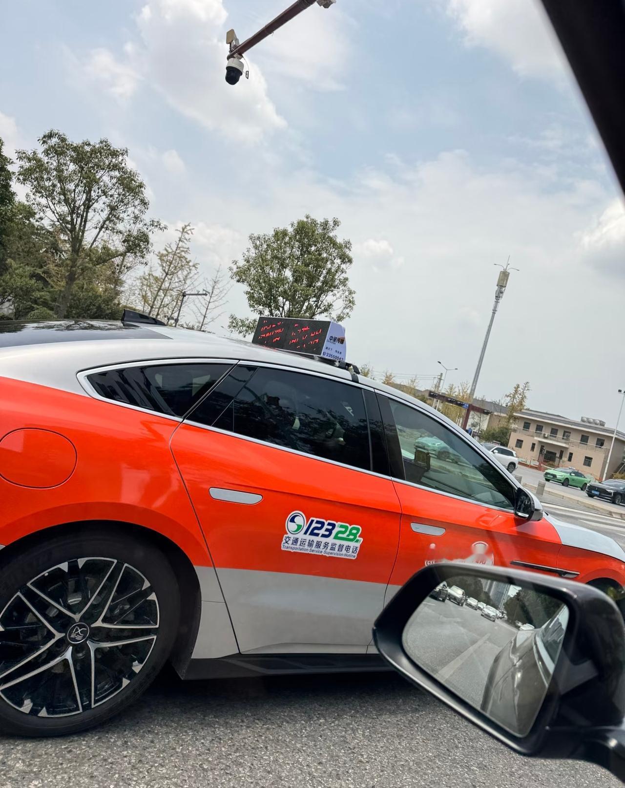 蛮好奇机场的出租车是怎么活下来的？上周出差去了趟西安，落地咸阳后一出来就看到