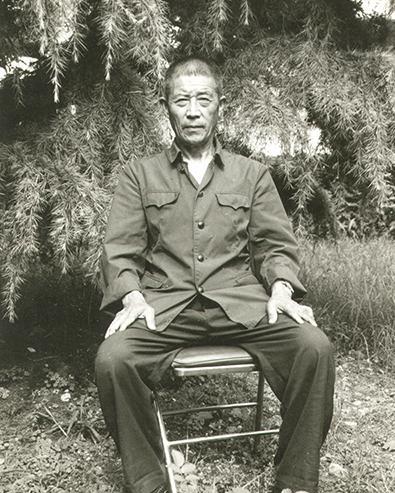 1937年12月，陈德贵趴在死尸堆中，由于脚太冷，动了一下，谁知，恰好被一个日本