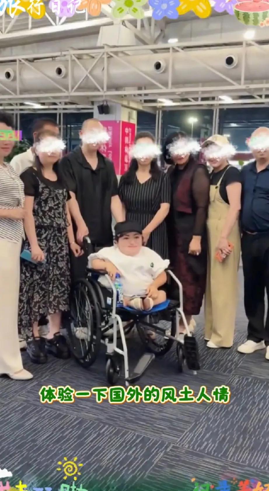 大双带着喜梅要出名到国外去了。这几天，大双和喜梅去了泰国旅游，大双抱着喜梅上下