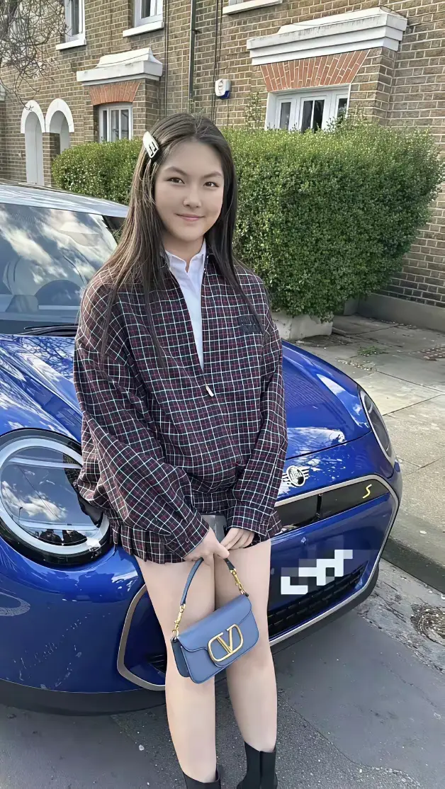 15岁的王诗龄已获李湘赠宝马mini，虽暂难驾驭，这份厚礼仍显母爱深沉。