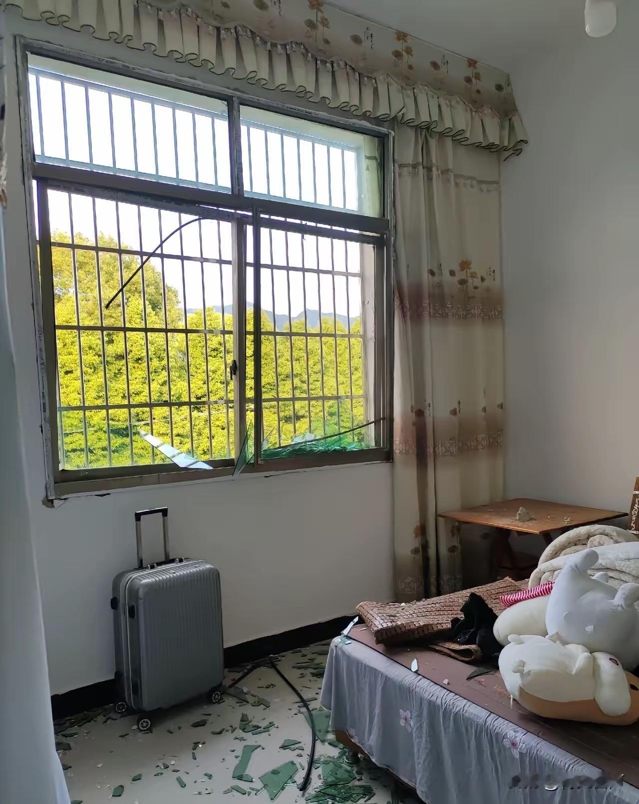 网友就是浏阳本地人，家住烟花厂附近。新闻一出，可把她急坏了。她马上给家里人打电话