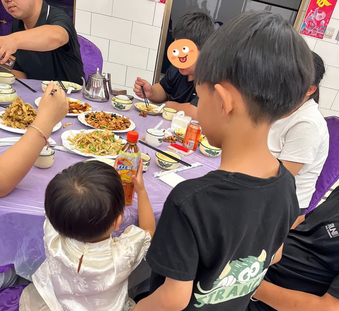 女儿中考完后又恰逢儿子生日孩子的姑姑给了女儿300块钱，孩子的小姨给女儿
