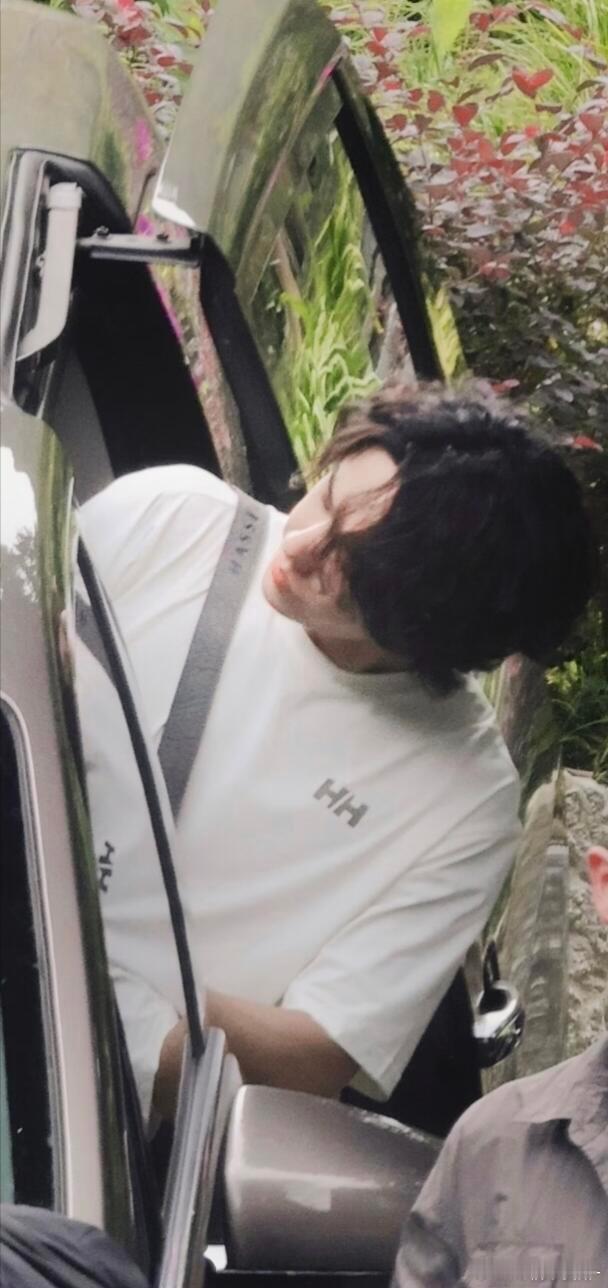 卧槽王一博啊啊啊啊啊帅成什么样了！！！！​​​