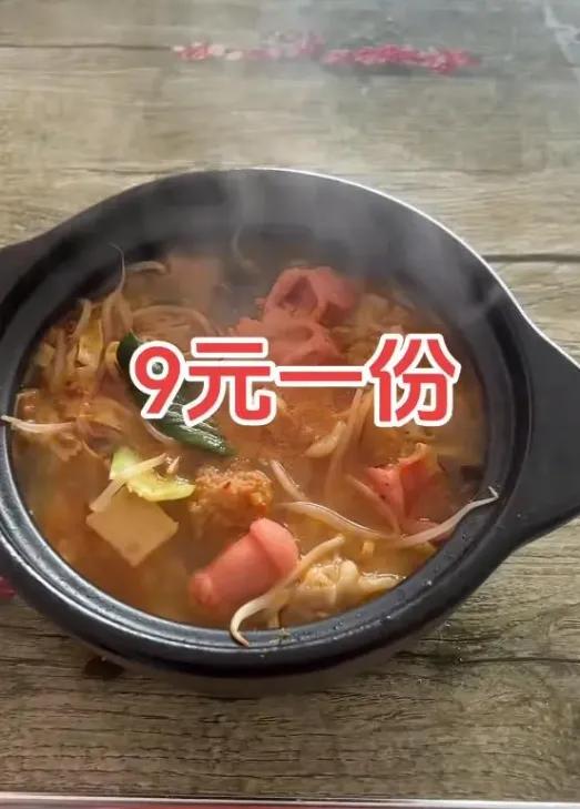 街上车来车往，为啥就没人进店？石家庄一餐饮老板娘从早上八点守到下午一点，一个顾客