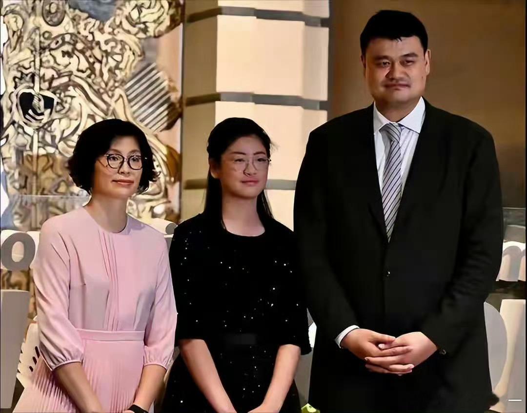 姚明15岁女儿身高近2米15岁的姚沁蕾比身高1.9的妈妈都要高了，已经到了爸爸姚