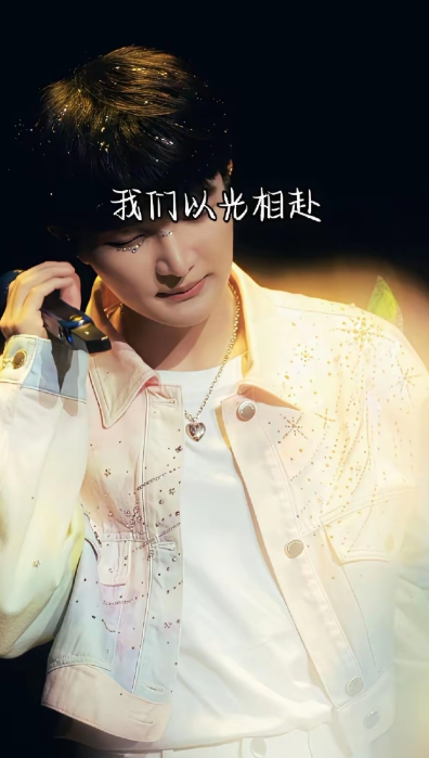 周深不是敬业，是偏执。节目彩排完，人都走光了。他一个人留在舞台上，对着空气唱