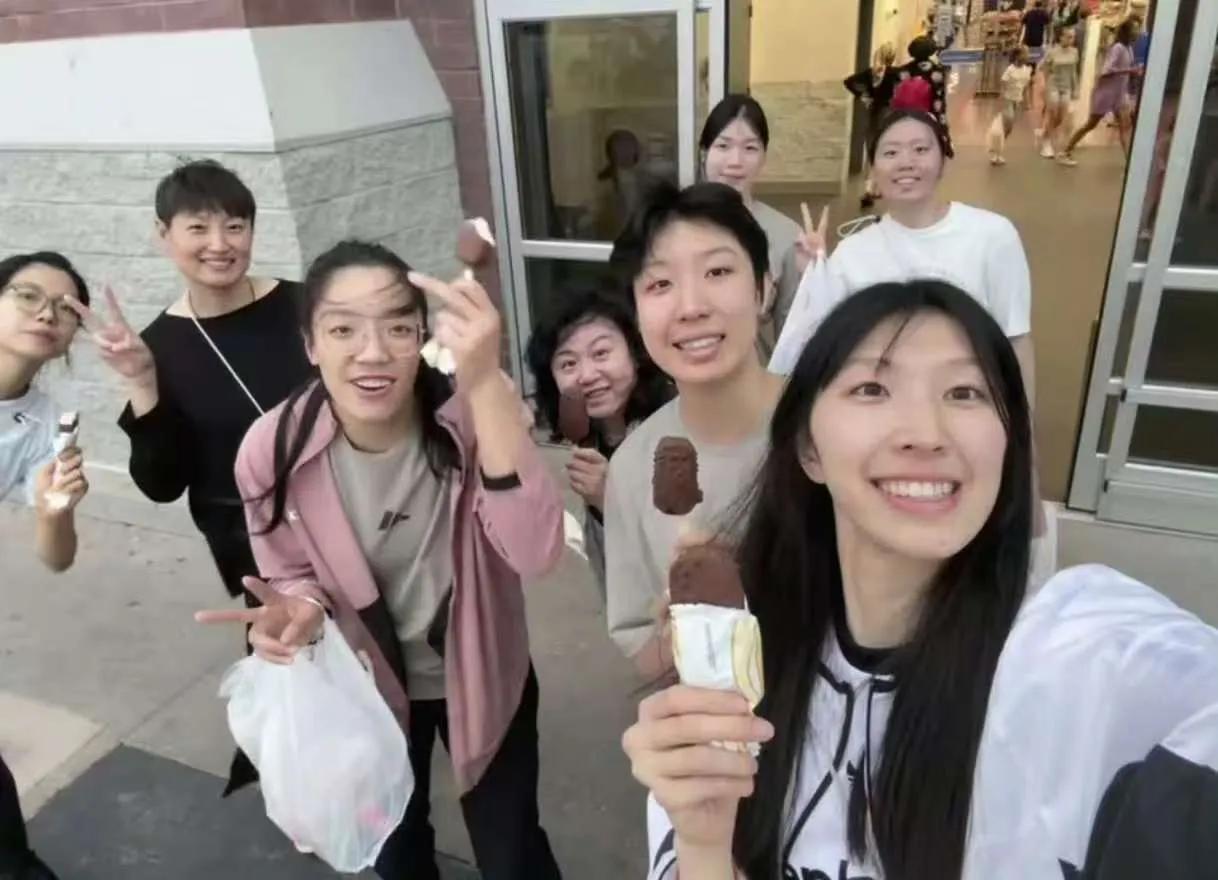 杨昊带女排姑娘“解馋”吃梦龙雪糕。美国是全球最大的甜品冰淇淋消费大国，女排姑娘到