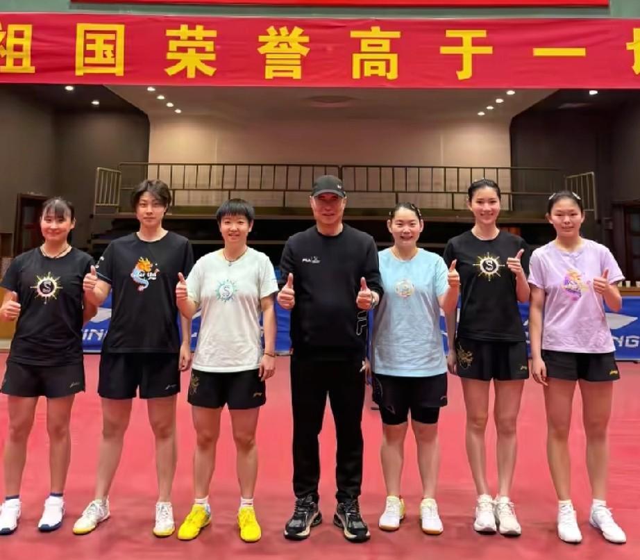 发现了吗？莎莎发的这张照片，除小杨外，所有人都穿了莎莎的文化衫，各个款式