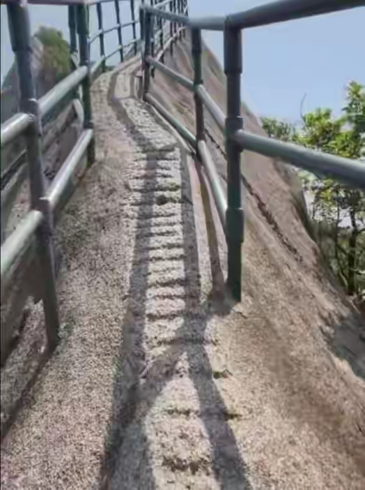 凤凰山一游客依靠栏杆跌落山崖大多数网友认为不怪景区