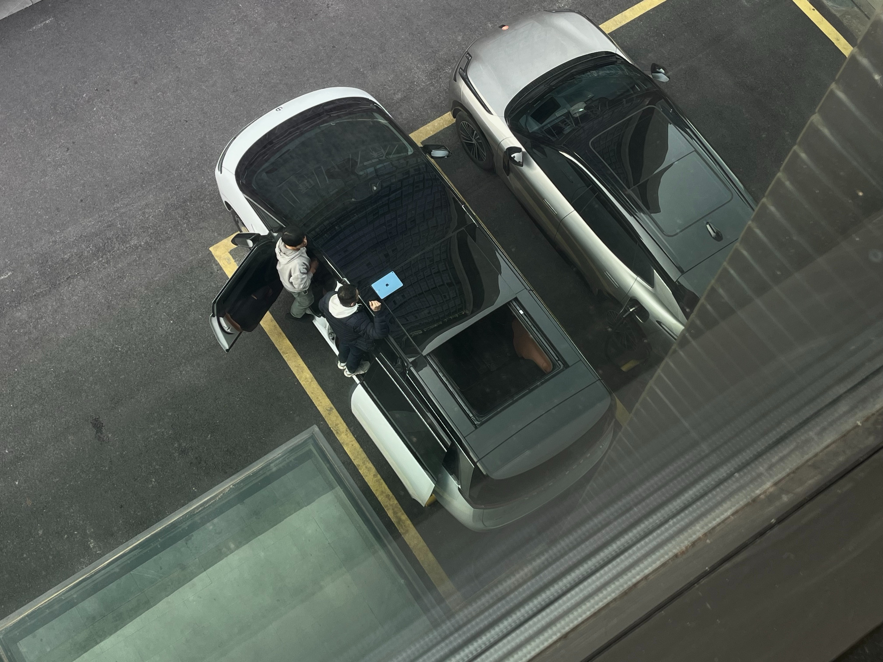 零跑 D99 可能搭载全球 MPV 市场可开启式大尺寸天窗？最新谍照，工程师用了