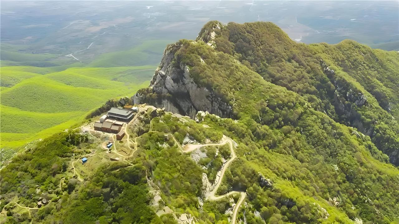 从河南开封中灵山一下这“火起来了”。这次爆火不是因为其优美的自然风光，也不是因为