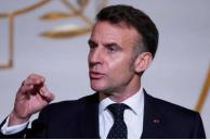 这回算是彻底不装了。马克龙在爱丽舍宫，当着满屋子大使的面，直接把桌子给掀了。