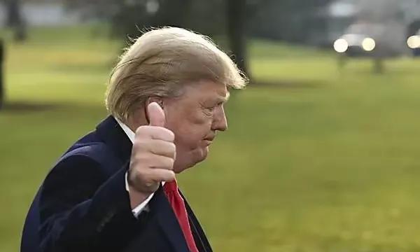 鹰酱：东大，你们家的那个手机支付太垃圾了！东大：啥玩意，我们家的手机支付垃圾？