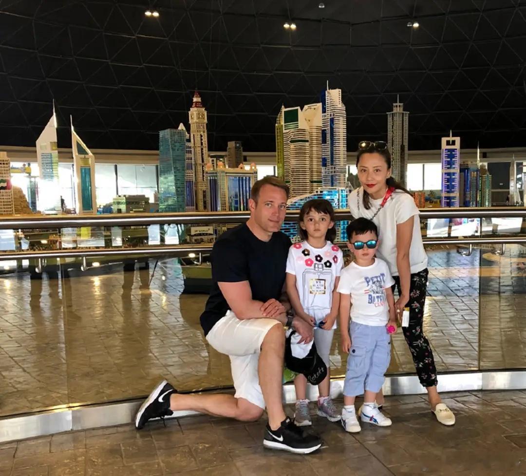 马雅舒晒与儿女合照，49岁看着像30，米雅姐弟颜值碾压一众星二代