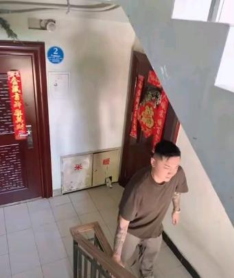 晋妈刚从云南接李勒优回大连的时候一家人还是住在楼梯房里面，屋子看上去还有点挤，装